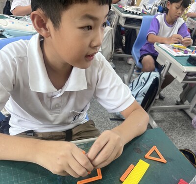 1141023五乙數學課-扣條操作（認識幾何圖形）